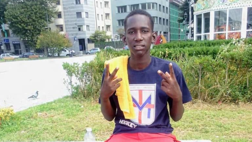 Abubacar ritratto nell'ultima foto prima di annegare nel lago