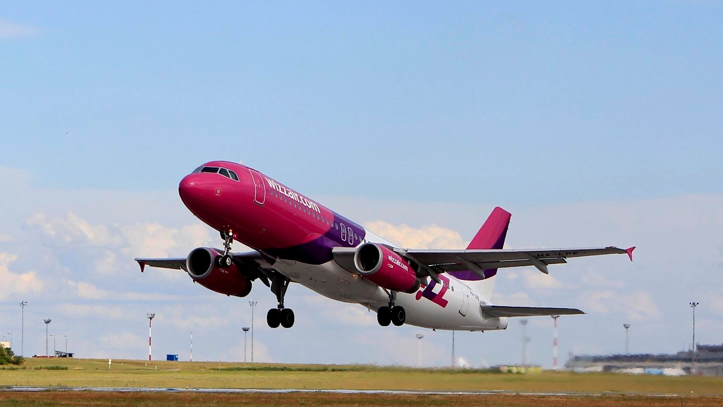 Un aereo della Wizz Air (foto Reuters)