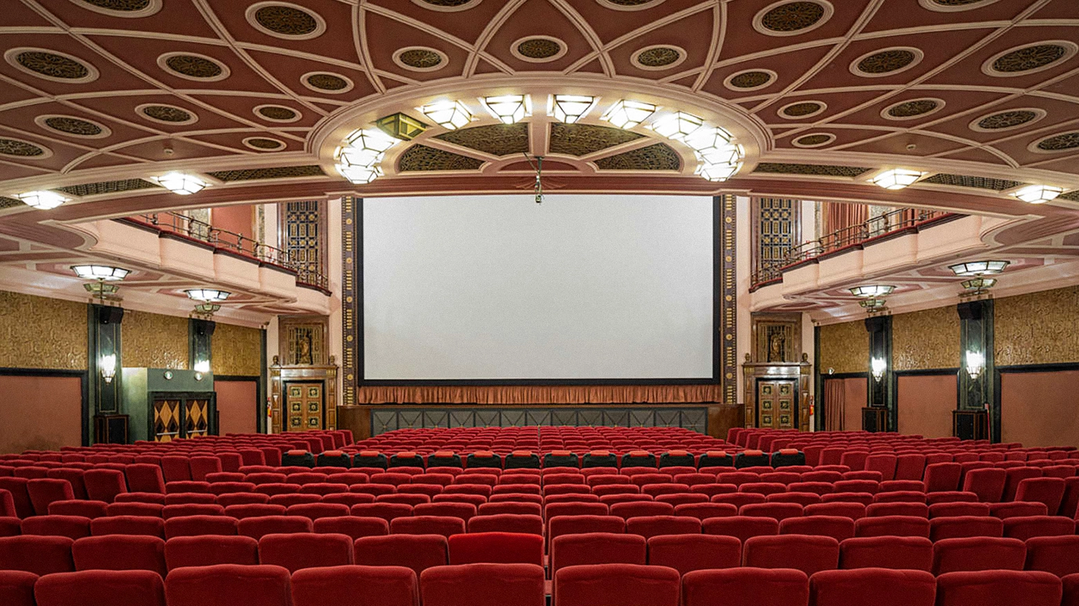 La sala principale del cinema Odeon, sopra lo schermo la scritta (qui non visibile) "Ex taenebris vita", "Dalle tenebre la vita"