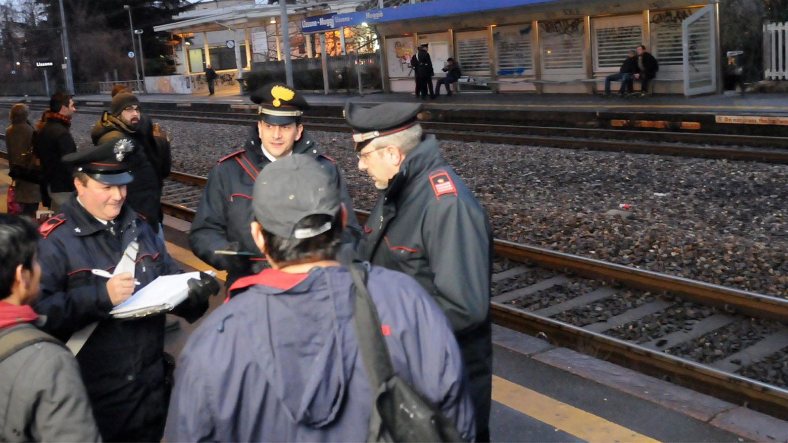 I carabinieri effettuano controlli in stazione dopo la rissa