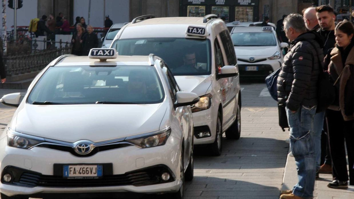 Taxi in centro a Milano (Archivio)