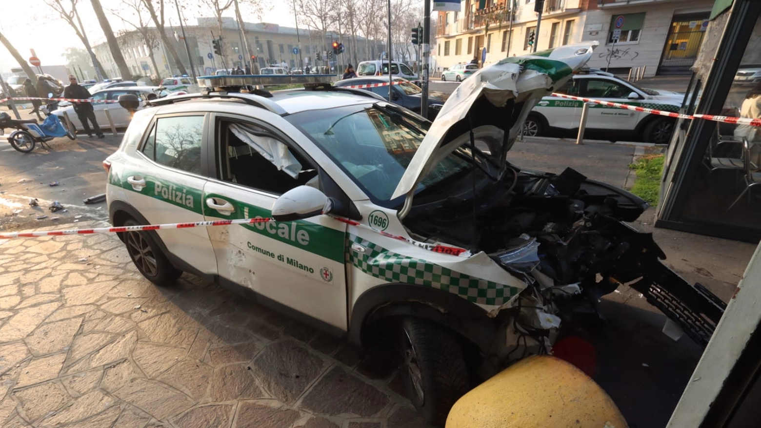 L'auto della polizia locale che si è schiantata in viale Cassala