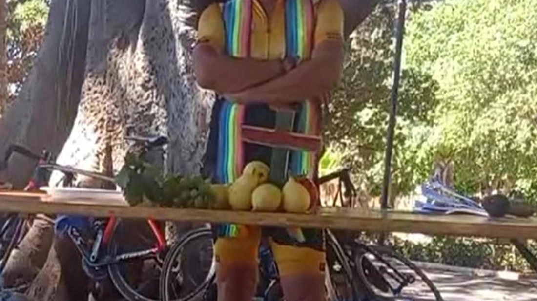 don Fabio Corazzina, in un frame del video in cui celebra messa vestito da ciclista