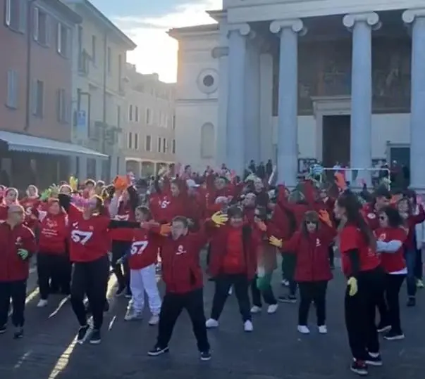 In cento ballano in piazza "Valorizziamo la disabilità"