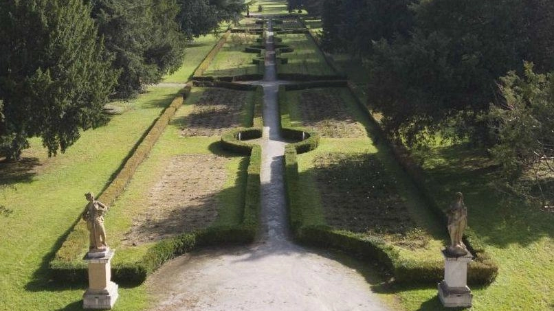 Una cura da un milione di euro per il cuore verde di Palazzo Borromeo Una cura da un milione di euro per il cuore verde di Palazzo Borromeo