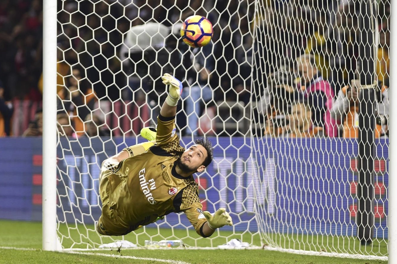 Donnarumma para il rigore a Dybala