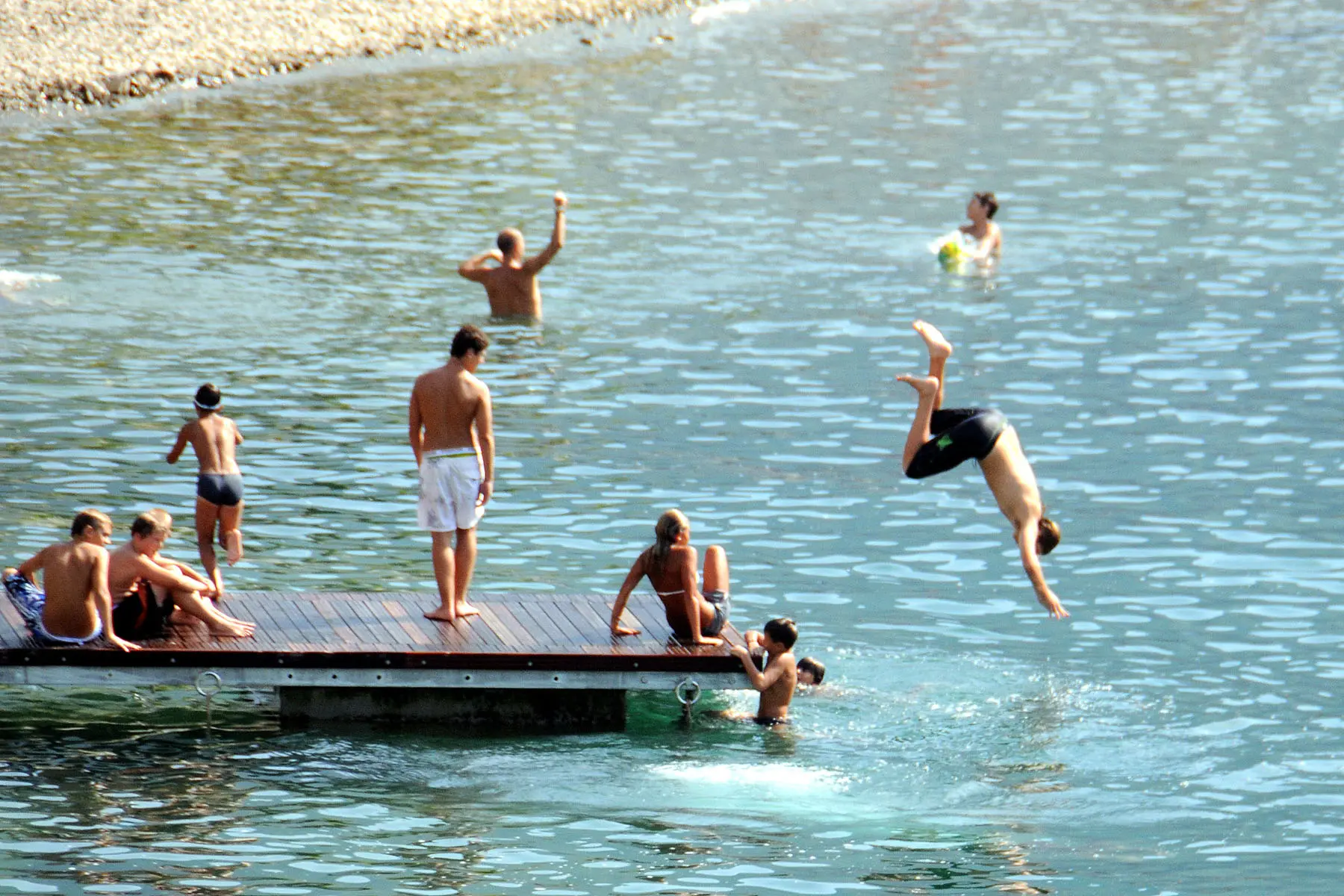 Lecco, l'acqua del lago è pulita: bagni e tuffi in tutte le spiagge