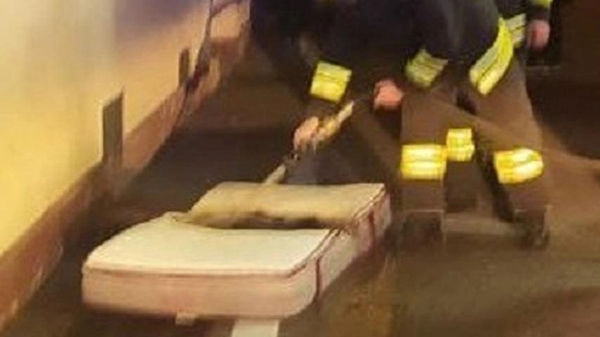 Vuole andarsene dall’ospedale: tenta di dar fuoco alla stanza Vuole andarsene dall’ospedale: tenta di dar fuoco alla stanza
