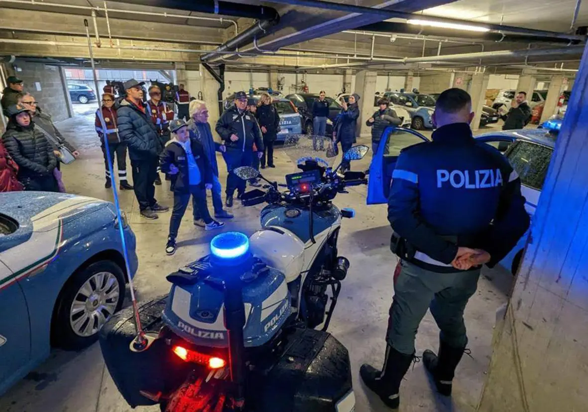I ragazzi speciali in visita in Questura fra cavalli e scena del crimine