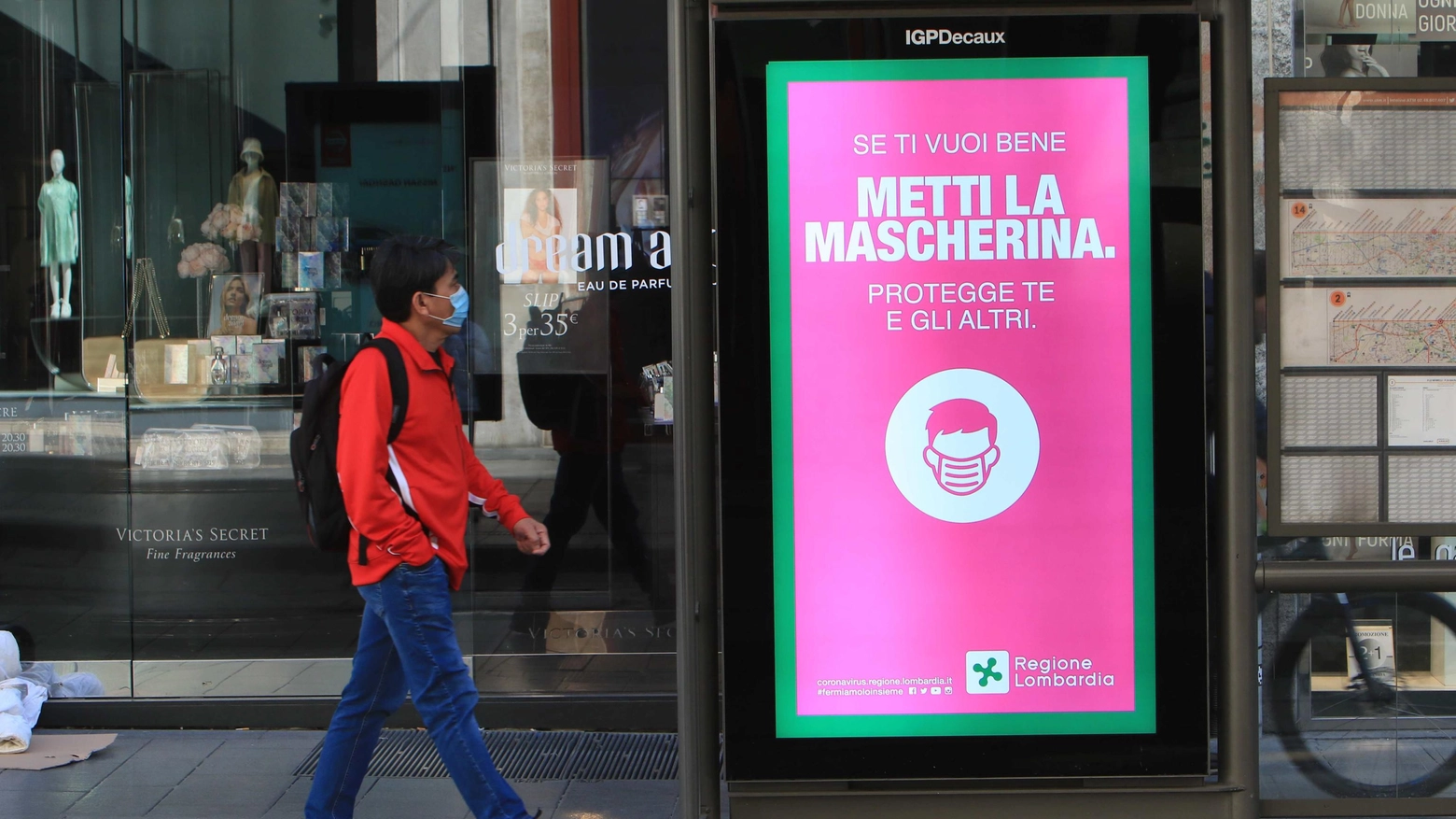 Un cartellone con le informazione sull'utilizzo delle mascherine a Milano