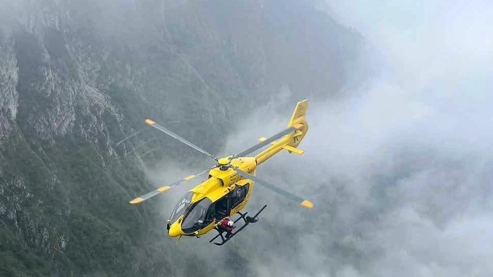 Elisoccorso sul Monte Moregallo nella nebbia Elisoccorso sul Monte Moregallo nella nebbia