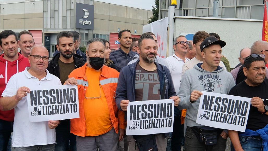 Braccia incrociate alla Hydro: "L’azienda ritiri i licenziamenti" Braccia incrociate alla Hydro: "L’azienda ritiri i licenziamenti"