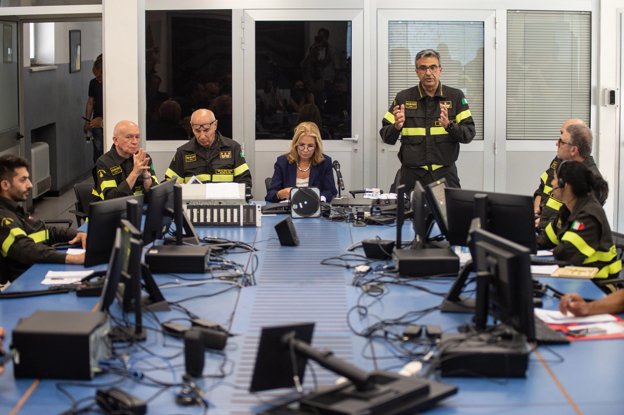 Briefing nella sala comando di crisi a Milano: i vigili del fuoco con Laura Lega (ministero dell'Interno)