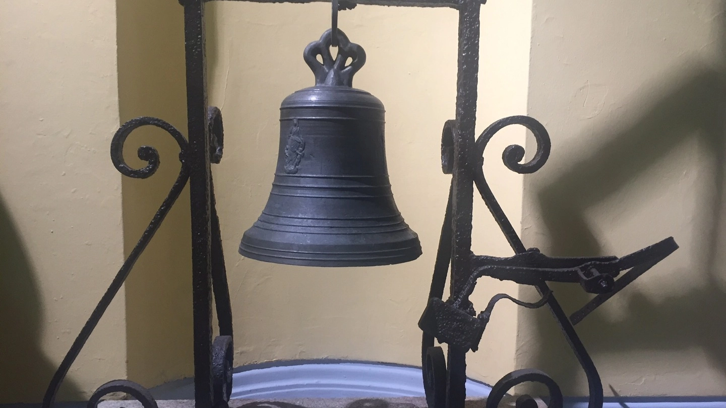 La campana del Manzoni restaurata in Questura