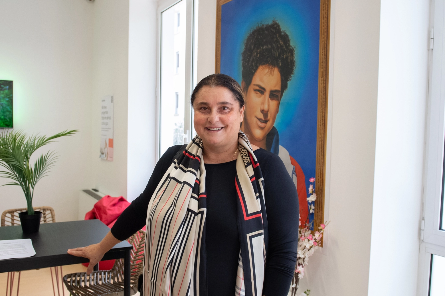 Antonia Salzano Acutis davanti a una foto del figlio nello studentato allo Stadera