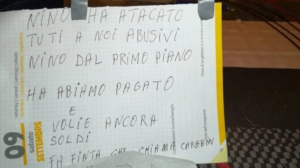 Il messaggio in italiano stentato appeso in via Bolla