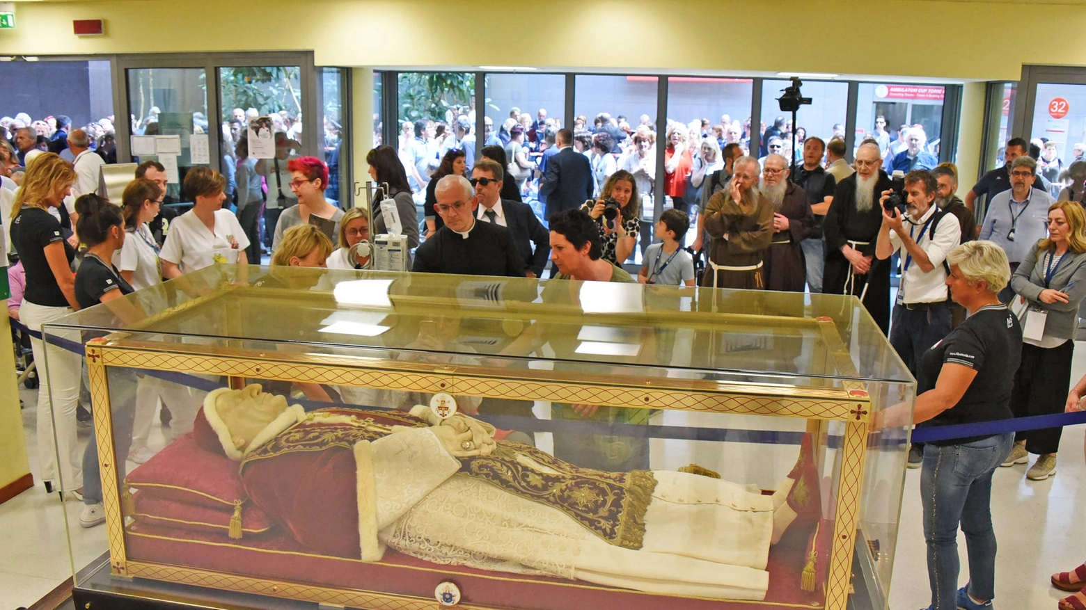 La salma di Papa Giovanni XXIII fa tappa in ospedale a Bergamo
