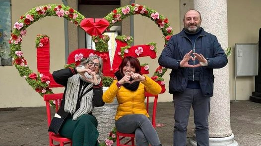 Installazione a tema San Valentino a Somma Lombardo