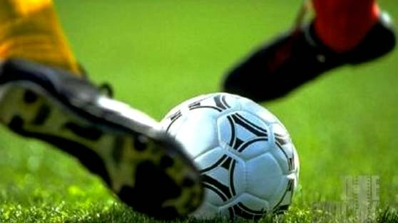 Due volte in svantaggio, il Como reagisce e raggiunge il Crotone 2-2