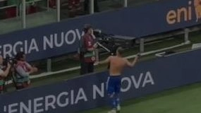 Frattesi lancia la maglia ai tifosi Frattesi lancia la maglia ai tifosi