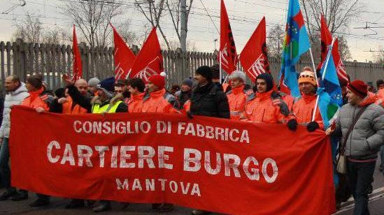 Una protesta sindacale da parte dei lavoratori della cartiera ex Burgo