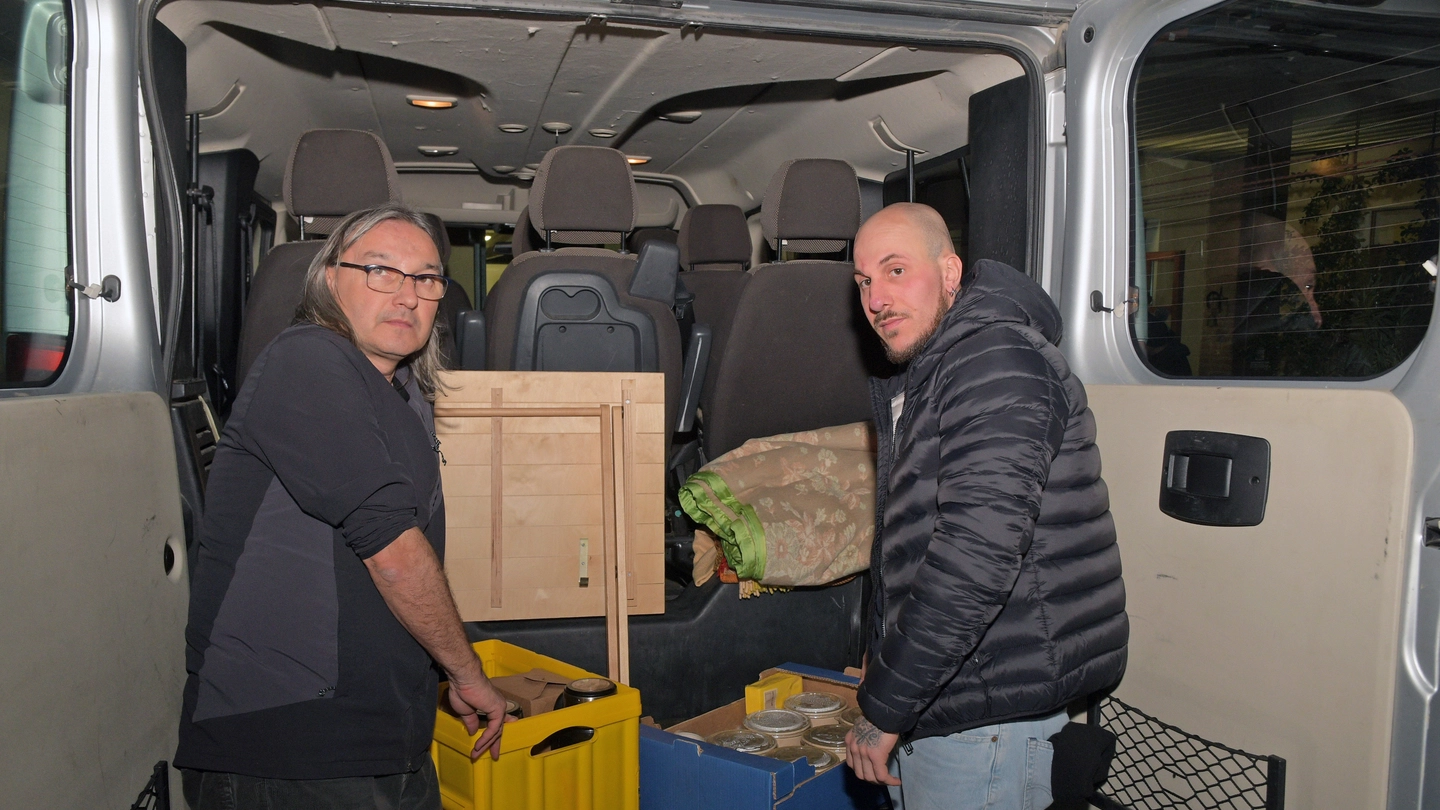 Da sinistra, don Dario Crotti con un volontario prima di distribuire le lasagne ai senzatetto