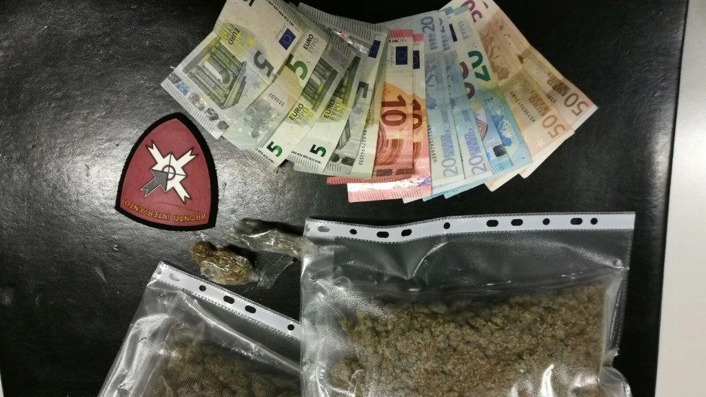 Droga e denaro sequestrati dalla polizia locale di Brescia