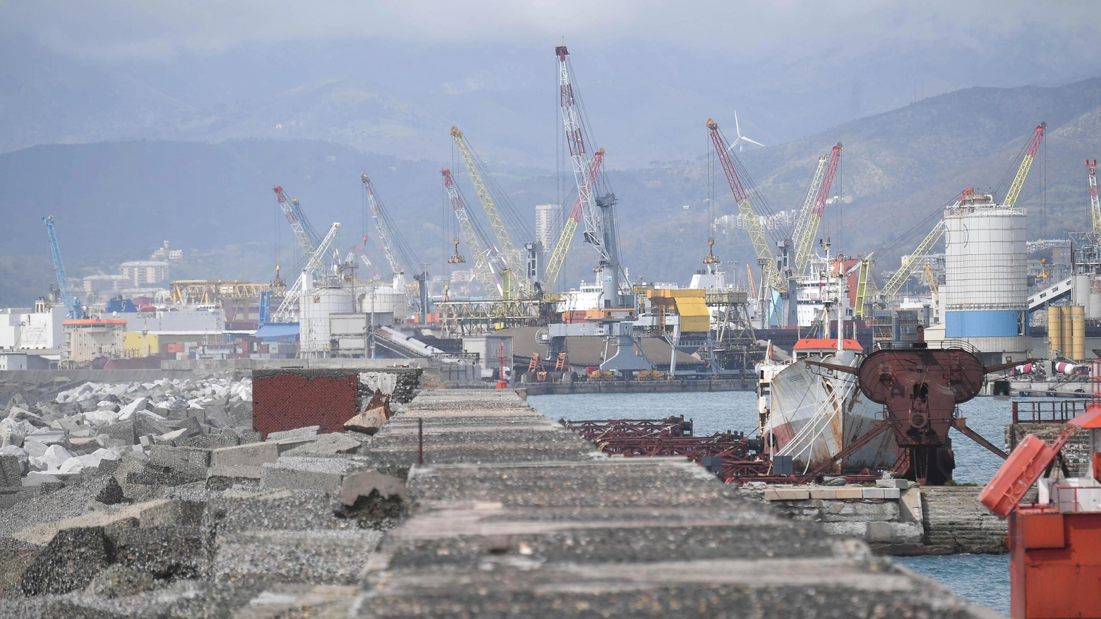 Il porto di Genova (Ansa)