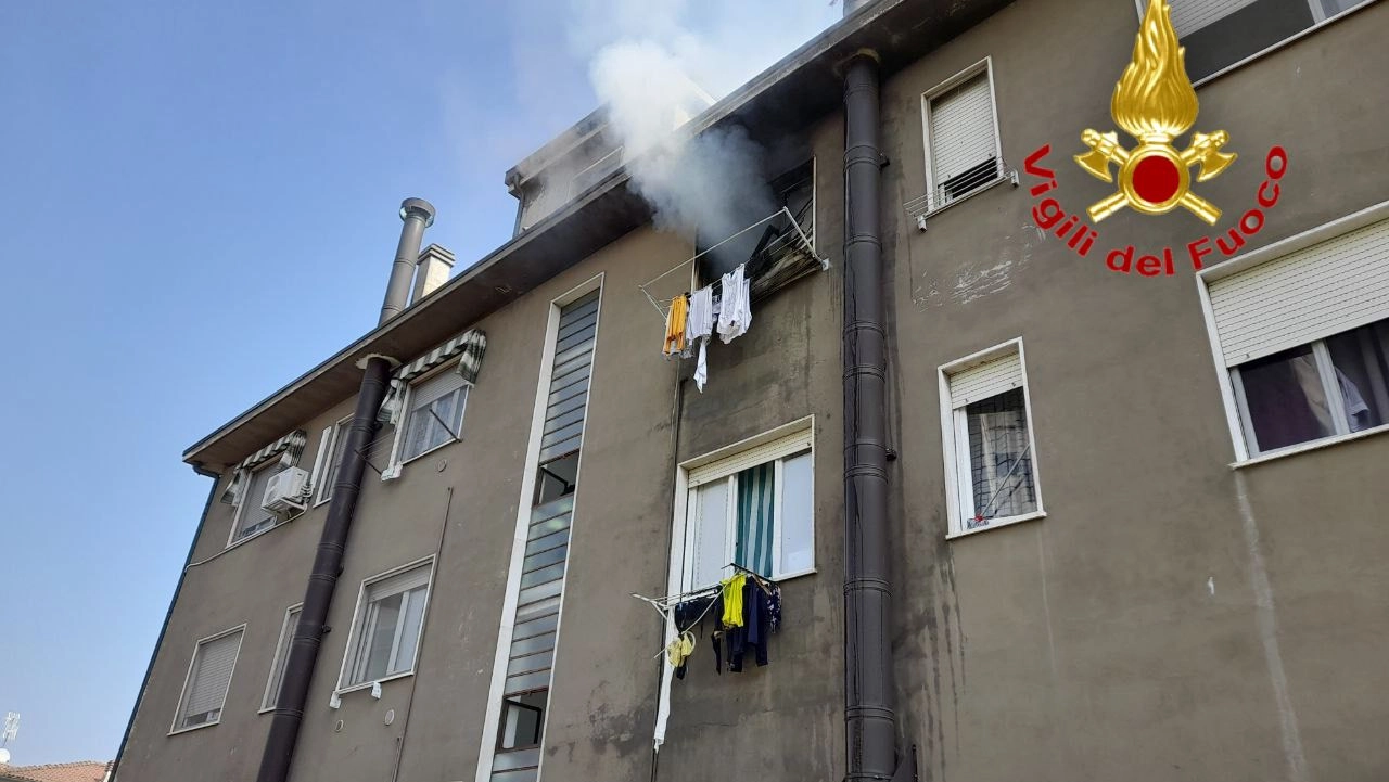 Il fumo sprigionato dall'incendio scoppiato nell'appartamento del palazzo Il fumo sprigionato dall'incendio scoppiato nell'appartamento del palazzo
