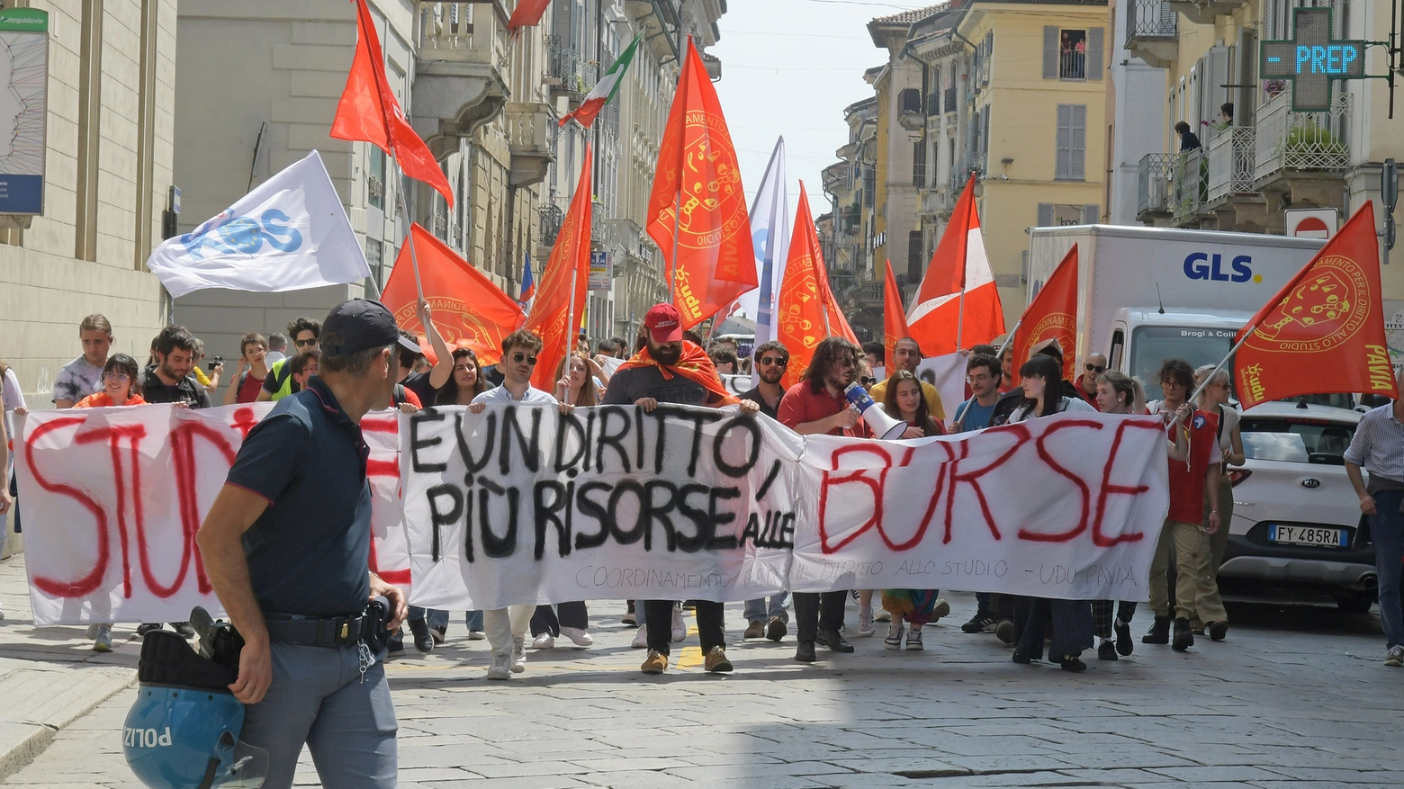Una manifestazione degli studenti dell'università di Pavia per il diritto alla studio