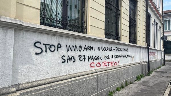 I muri del liceo Crespi imbrattati con scritte contro la guerra