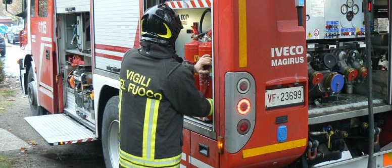 L’allarme è scattato lunedì alle 21 in via Monticello. A provocare le pericolose esalazioni è stata l’ostruzione della canna fumaria. Sul posto anche il nucleo Nbcr dei vigili del fuoco