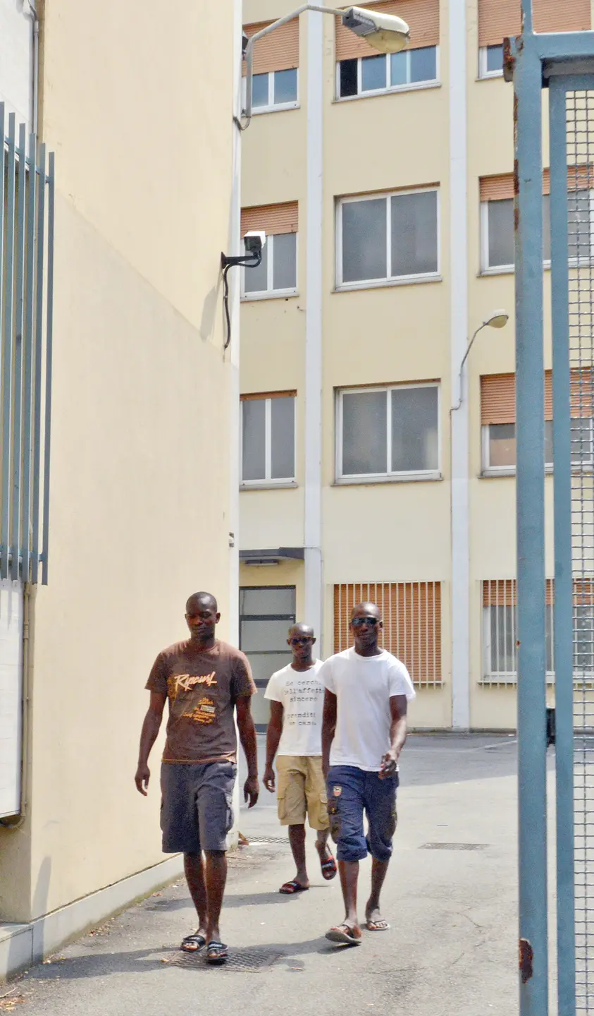 Como, sono centinaia le firme contro il dormitorio nell'ex caserma