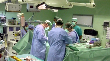 Aggressione choc al Policlinico di Milano: il figlio di una paziente picchia un medico e gli spezza il femore