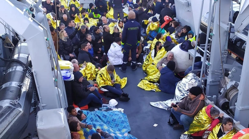 I passeggeri del traghetto della Grimaldi soccorsi (Ansa)