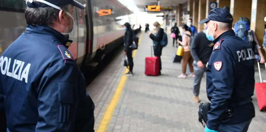 Genova, travolto dal treno merci mentre attraversa i binari: muore ragazzo di 16 anni
