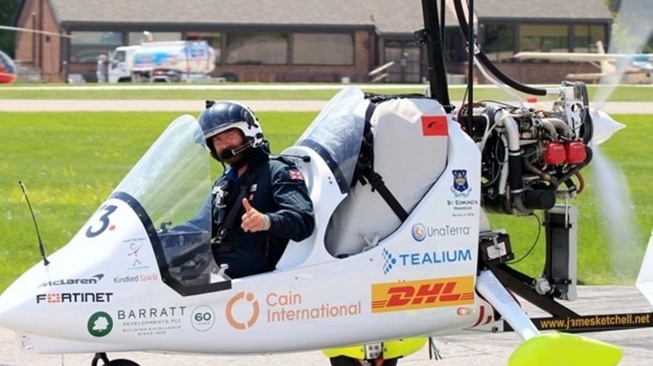 James Ketchell a bordo dell’autogiro utilizzato per sei mesi nei cieli del mondo