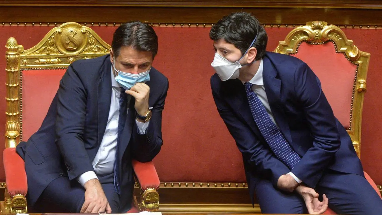 Giuseppe Conte (a sinistra) e Roberto Speranza in Parlamento nel pieno della pandemia