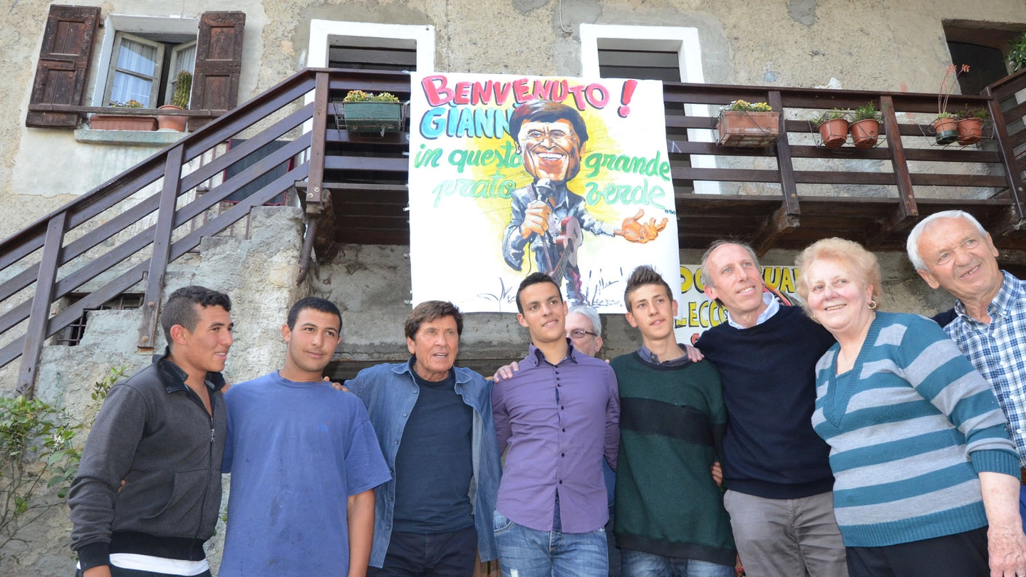 Il cantautore Gianni Morandi in visita a Cascina Don Guanella a Valmadrera