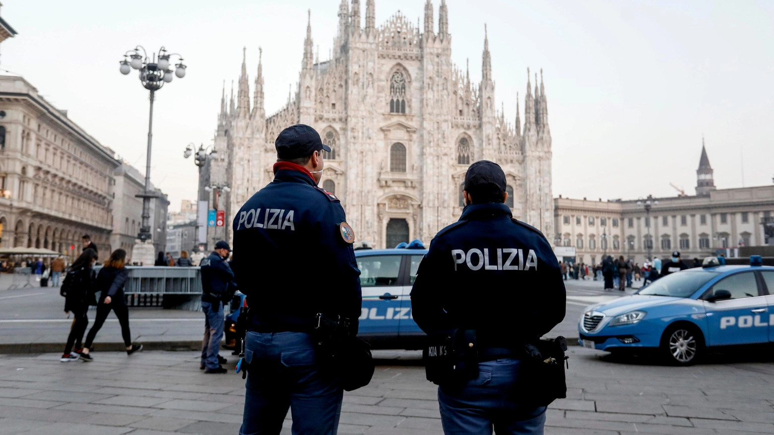 Controlli della Polizia di Stato in piazza Duomo a Milano (foto di repertorio) Controlli della Polizia di Stato in piazza Duomo a Milano (foto di repertorio)