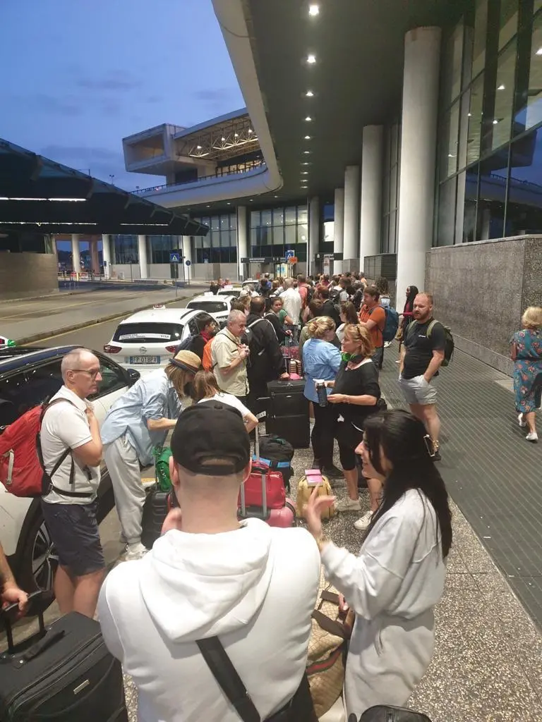 Volo Londra-Dubrovnik, 11 ore in aereo e 3 scali di fortuna: odissea per 150 passeggeri