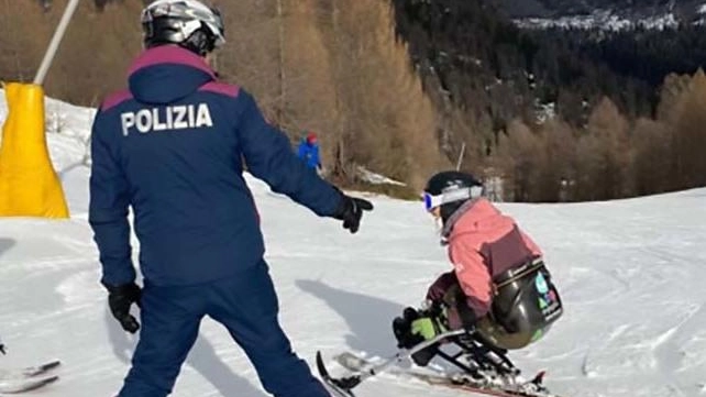 Sostegno alle persone disabili Agenti angeli degli sciatori speciali Sostegno alle persone disabili Agenti angeli degli sciatori speciali