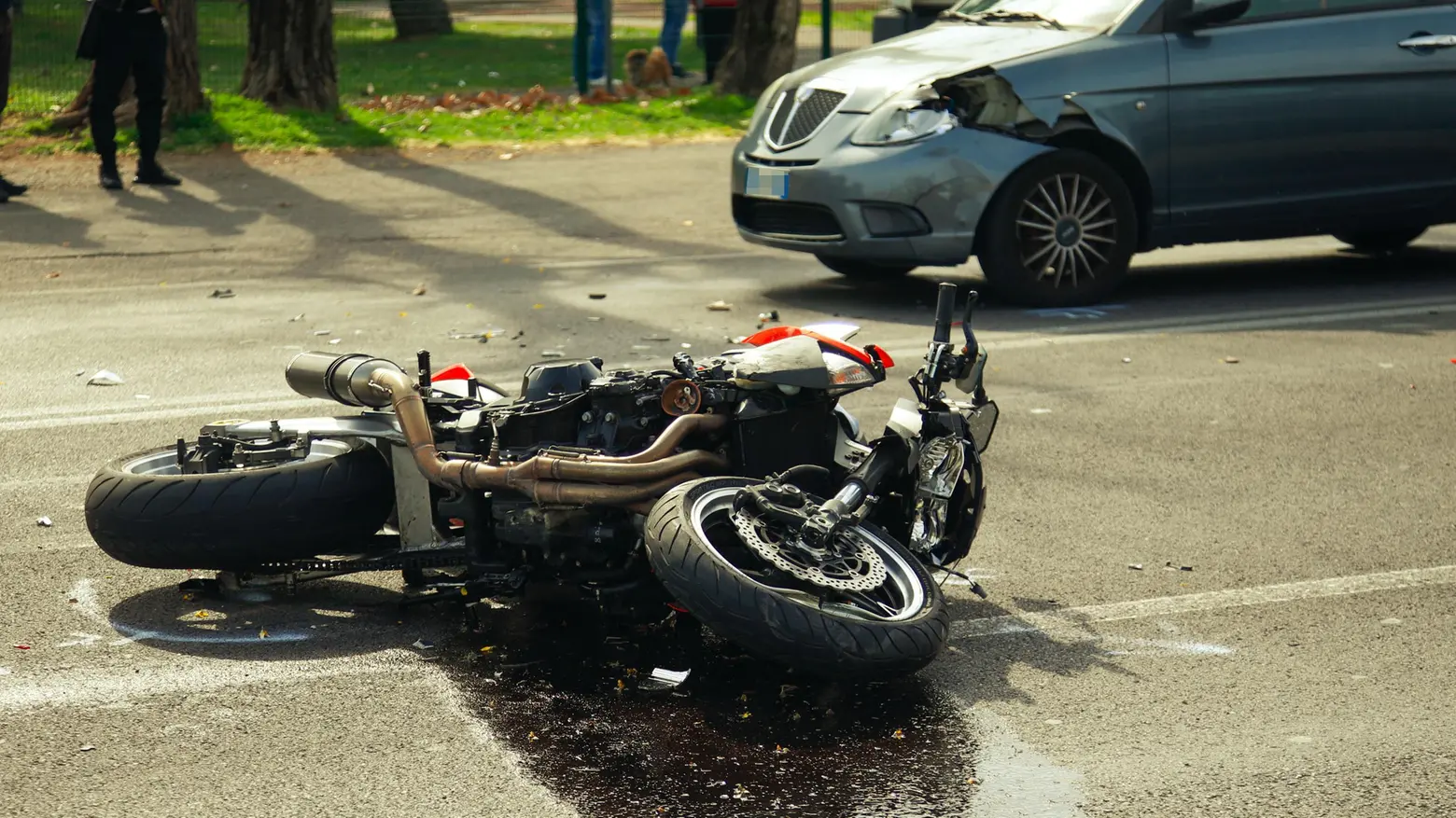 Urta un’auto e cade dalla moto, gravissimo 27enne Urta un’auto e cade dalla moto, gravissimo 27enne