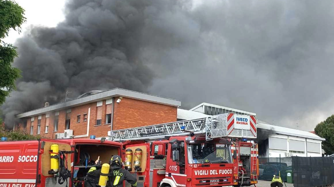 Incendio in autofficina  Bruciano pneumatici  Mattina di fumo e paura