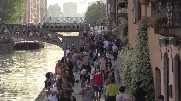 Folla lungo i Navigli a Milano