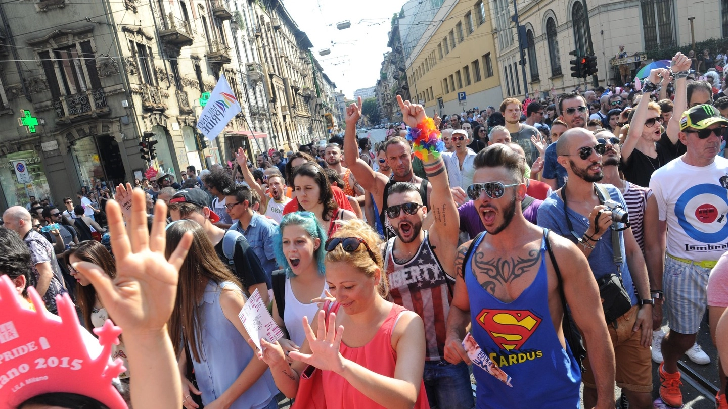 Giovani in corteo durante un gay pride