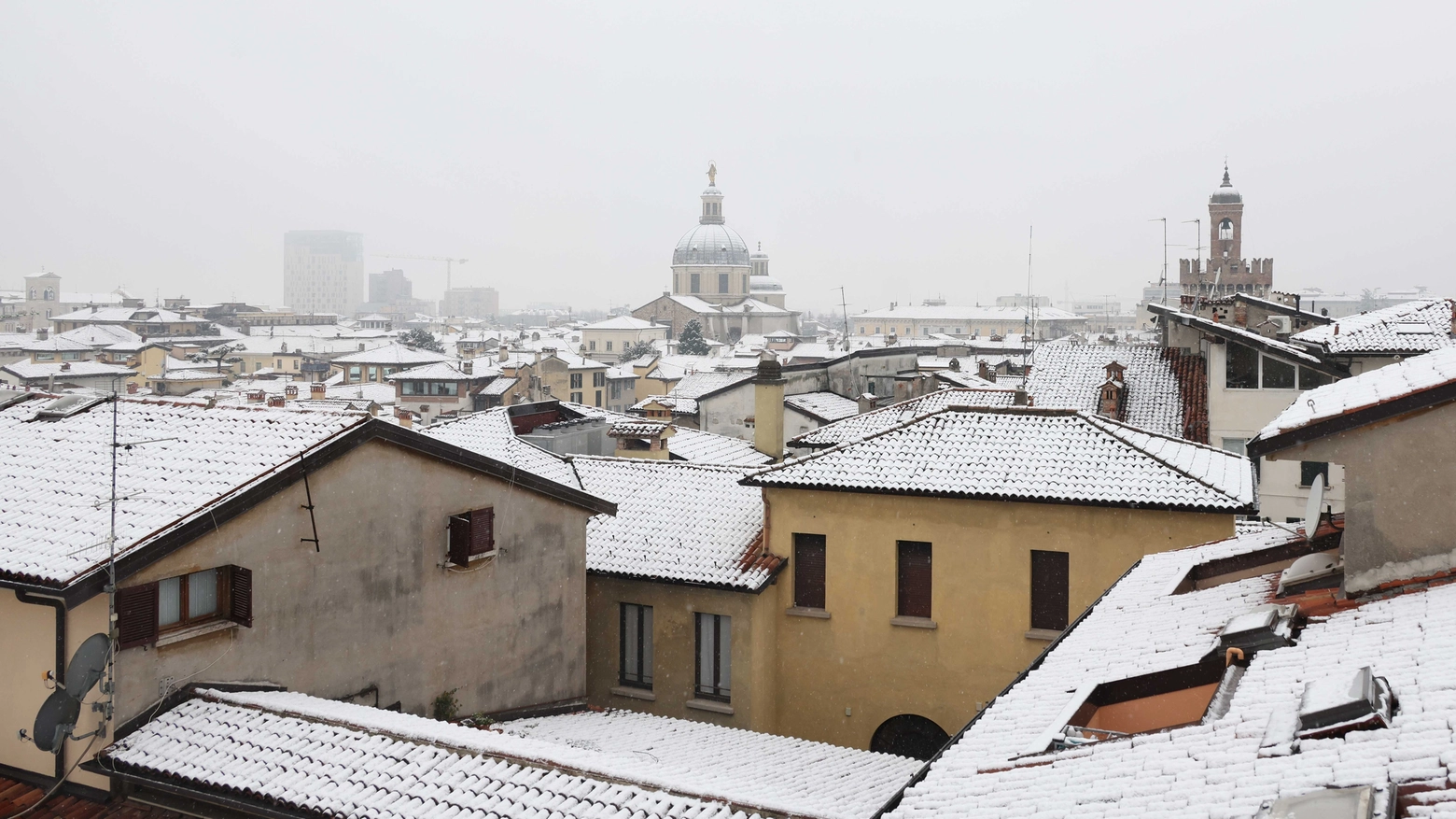 Neve sui tetti di Brescia (foto di repertorio)