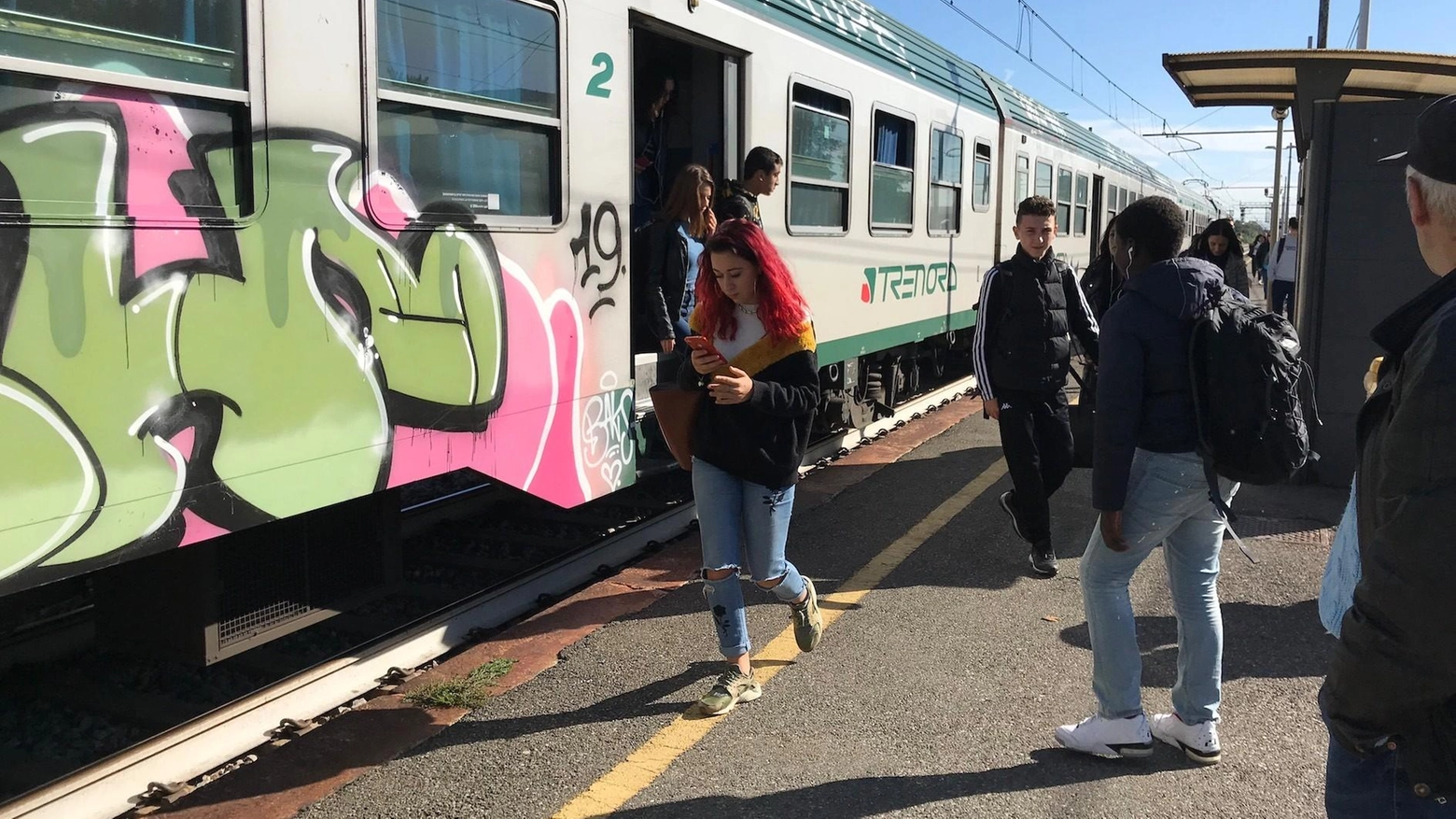 Baby gang in azione alla stazione. Ragazzo minacciato e derubato Baby gang in azione alla stazione. Ragazzo minacciato e derubato