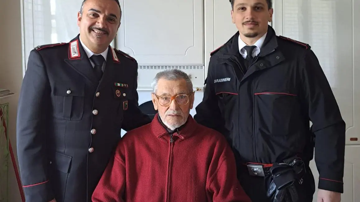 Vive solo da tempo Festa di 94 anni a sorpresa con l’Arma Vive solo da tempo Festa di 94 anni a sorpresa con l’Arma