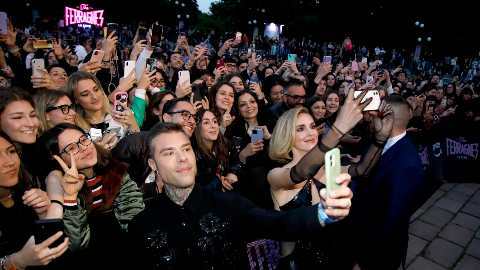Fedez e Chiara Ferragni si scattano dei selfie insieme ai fan durante la presentazione della nuova stagione "The Ferragnez"